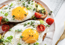 Avokádová pomazánka na topince s volským okem – snídaně jak se patří